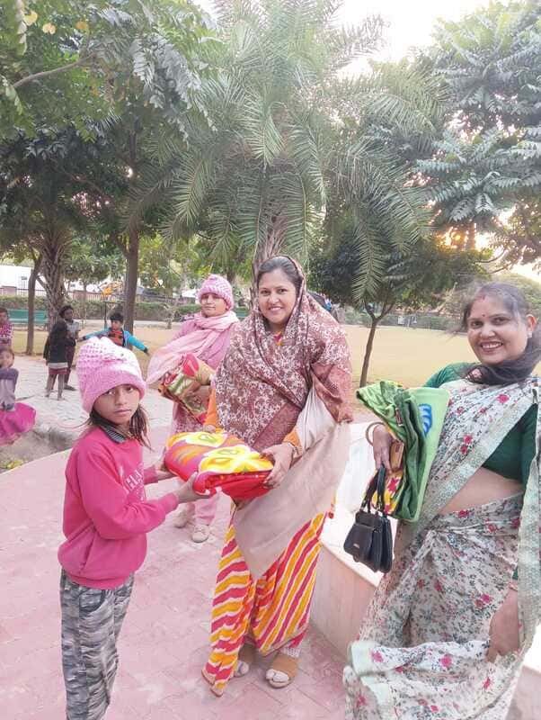 Gayatri Acharya Ji Donates Blankets and Shawls to 50 Akshar Kaksha Kids